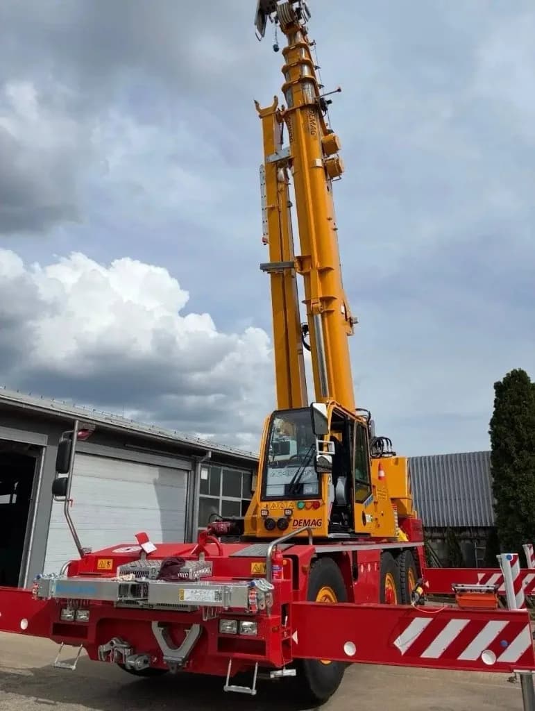 Demag AC 40 City autodizalica nosivosti 40 tona sa izvučenim teleskopskim kranom i kukom na gradilištu — kompaktna autodizalica i mobilni kran za uske prilaze, iznajmljivanje Metal Pro